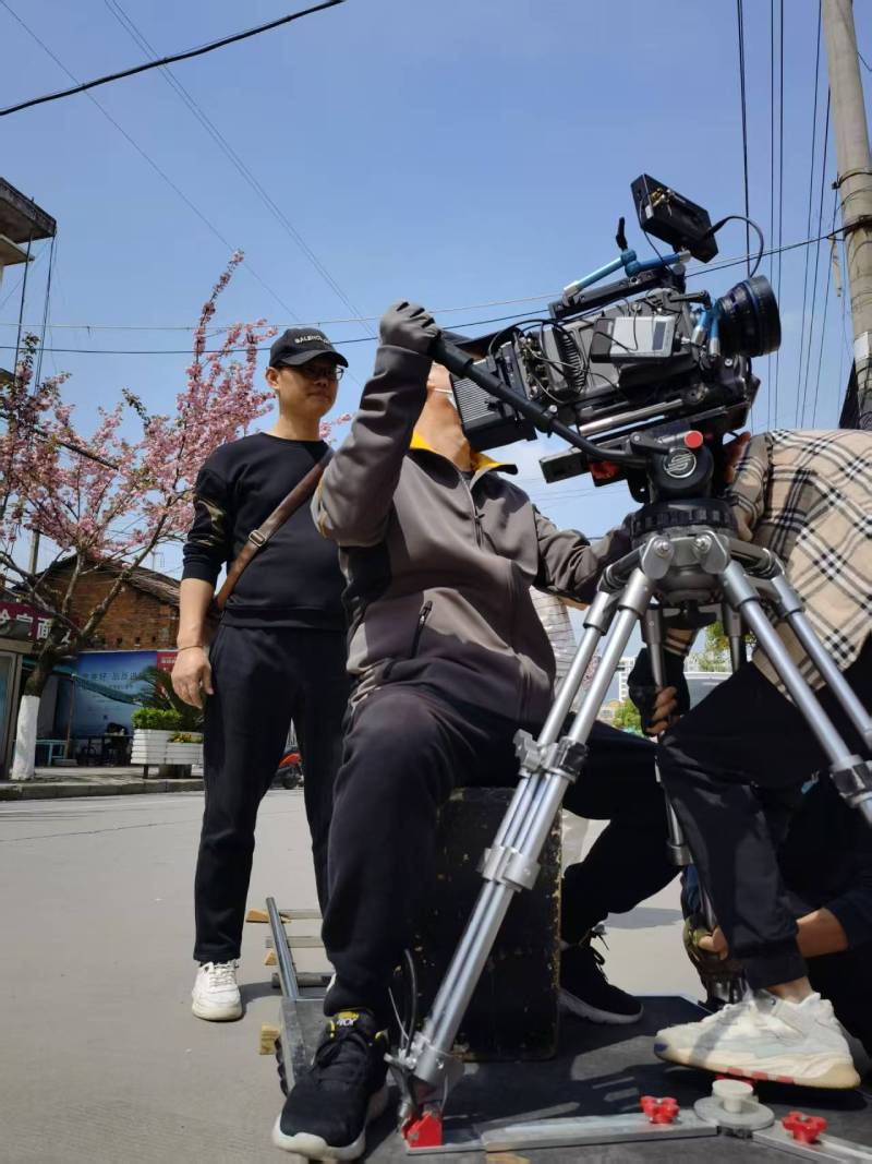 富锦市广告片拍摄：快消品牌爆款之选，网感内容适配社媒传播！